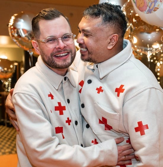 Kaspar og Lambang Ariantos med deres tre børn.