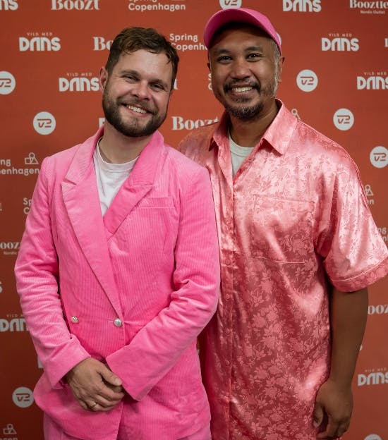 Kaspar og Lambang Ariantos som publikum til "Vild med dans".