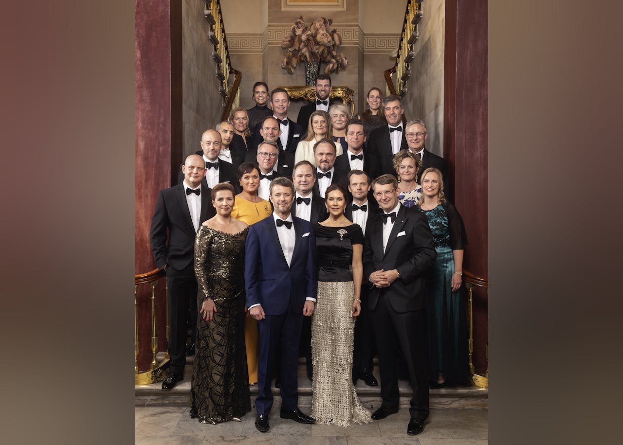 https://imgix.billedbladet.dk/2024-03-19/bro_20240318_royal_statsraadsmiddag_41-edit-002.jpg?auto=format,compress&fit=fill&crop=faces,entropy&ar=1050:750&fill=blur&w=1280