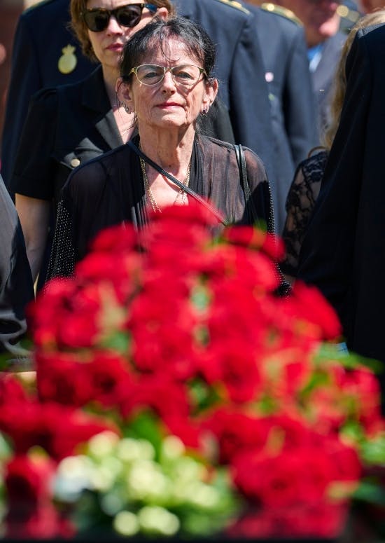 June Belli ved sin mands kiste.