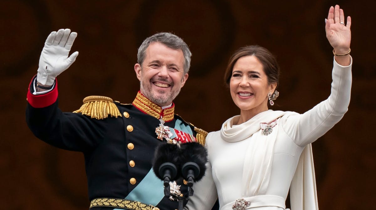 Kong Frederik med det flotte armbånd og dronning Mary ved sin side på Christiansborg slotsbalkon den 14. januar.&nbsp;
