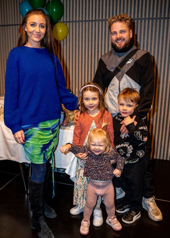 Stephanie og Kasper Fisker med deres tre børn.