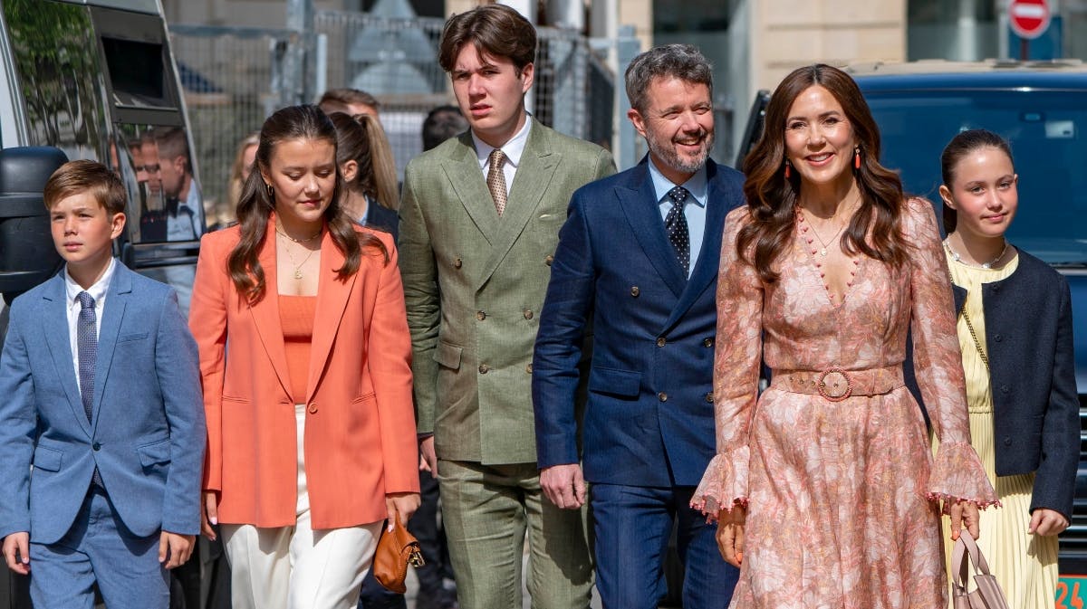 Kong Frederik og dronning Mary sammen med deres fire børn