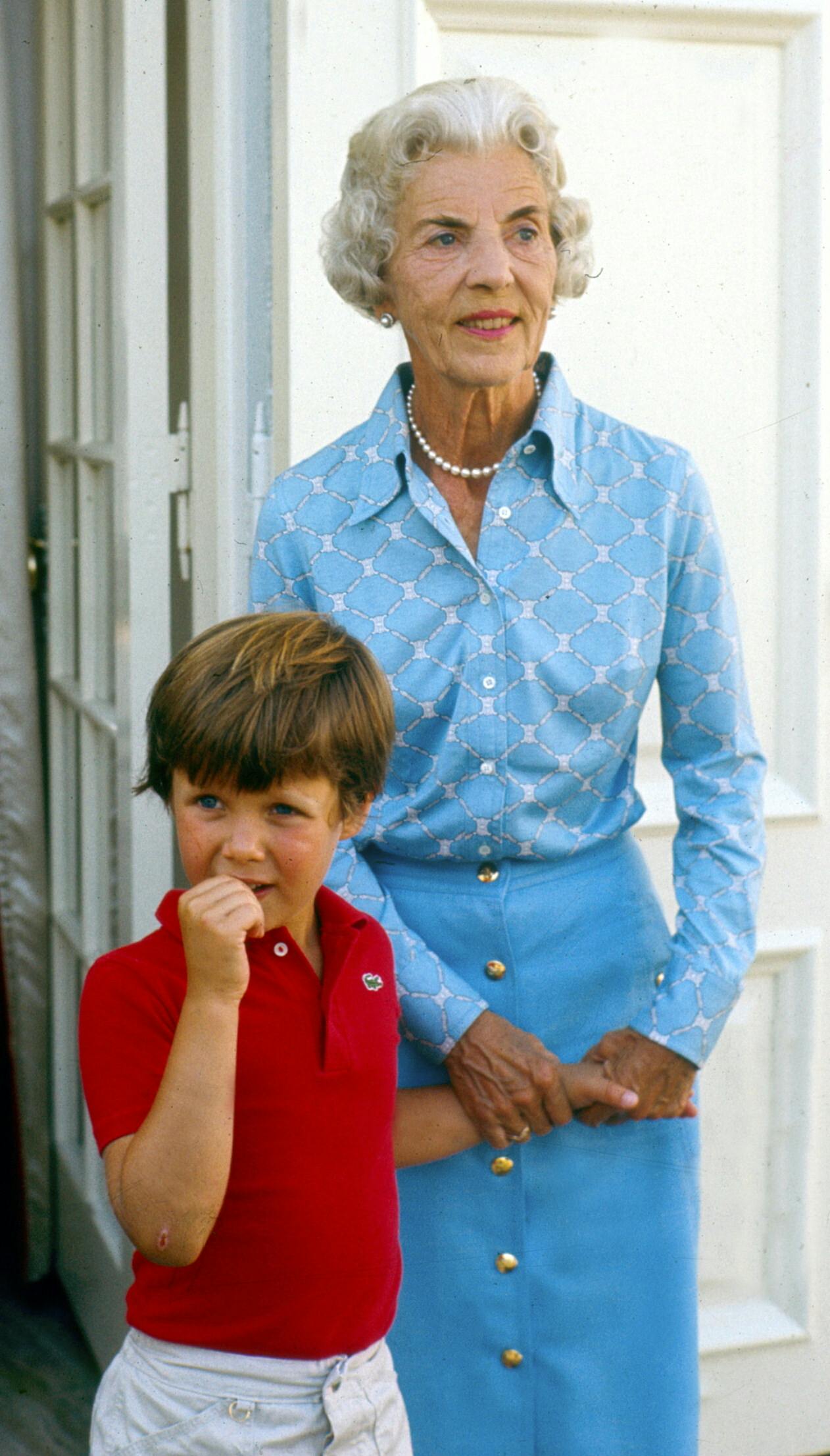 DRONNING INGRID MED KRONPRINS FREDERIK PÅ GRÅSTEN SLOT.