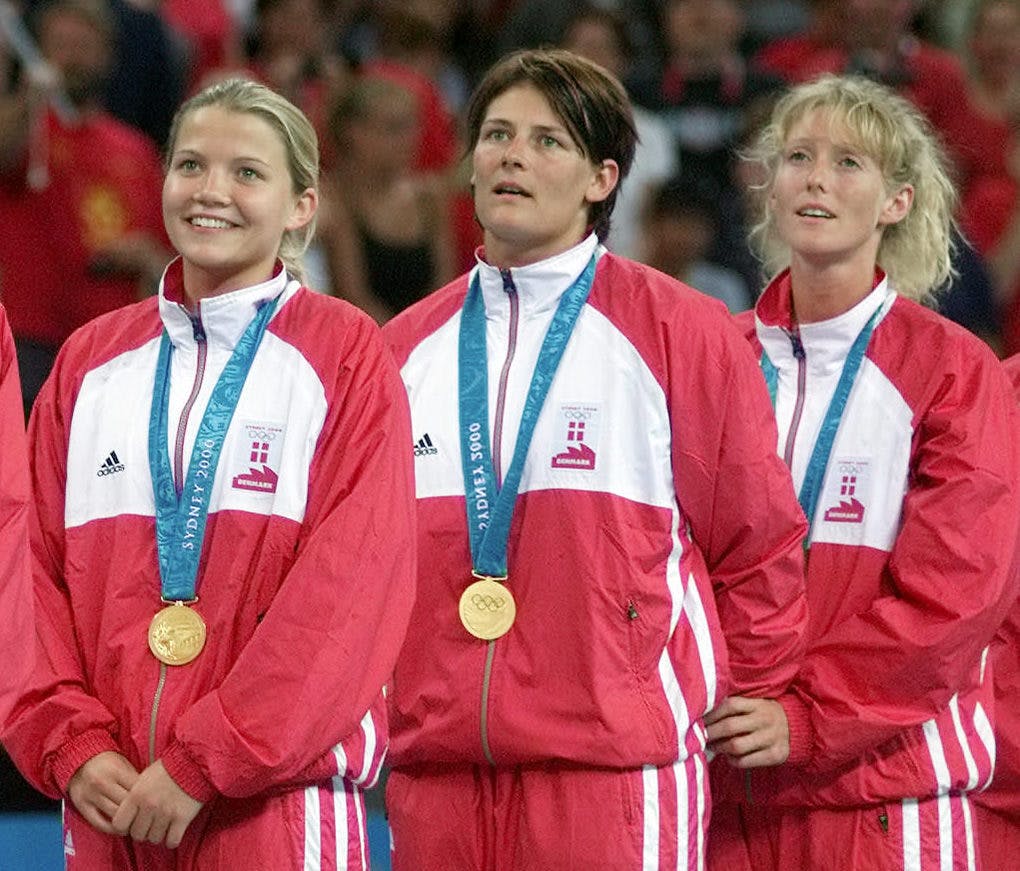 OL 2000 i Sydney. Finale i håndbold mellem Danmark og Ungarn 31 - 27. Anette Hoffmann, Christina Roslyng, Tina Bøttzau og Janne Kolling med medaljer.