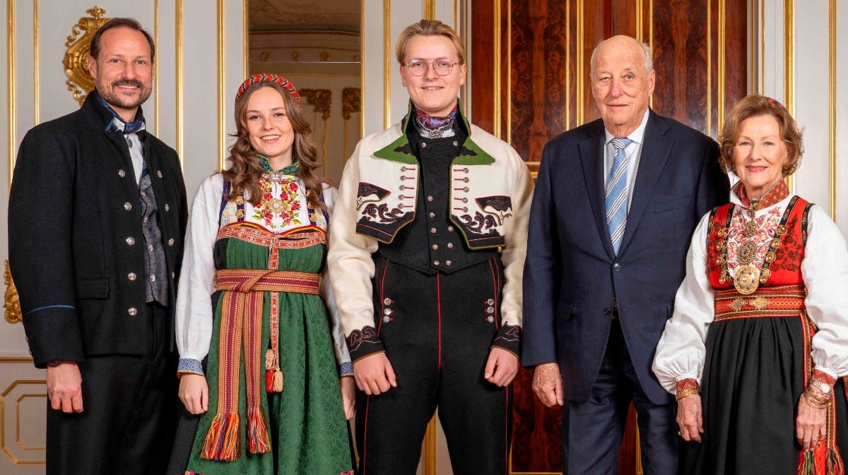 Kronprins Haakon, prinsesse Ingrid Alexandra, prins Sverre Magnus, kong Harald og dronning Sonja