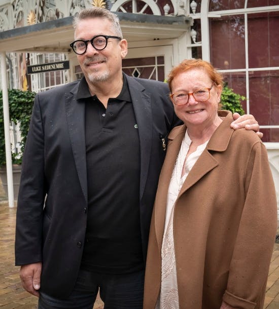 Lisbet Dahl og Thomas Eje foran Glassalen i Tivoli.