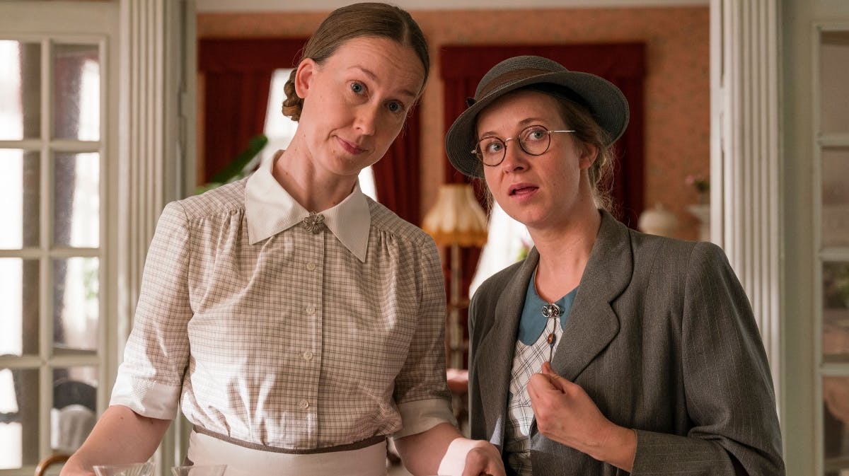 Merete Mærkedahl som Otilia og Ulla Vejby som Edith i "Badehotellet". 