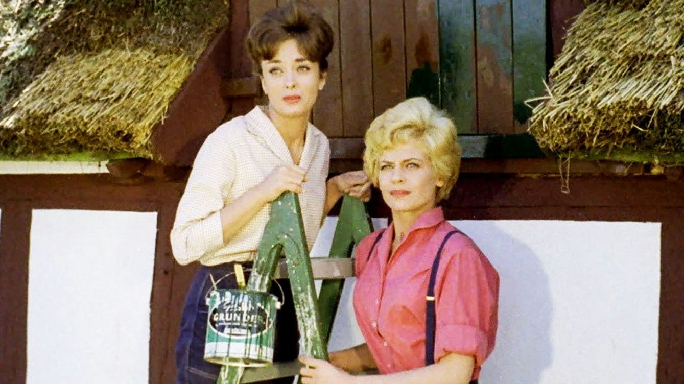 Grete (Malene Schwartz) og Elin (Kirsten Saerens) i "Den rige enke" fra 1962.