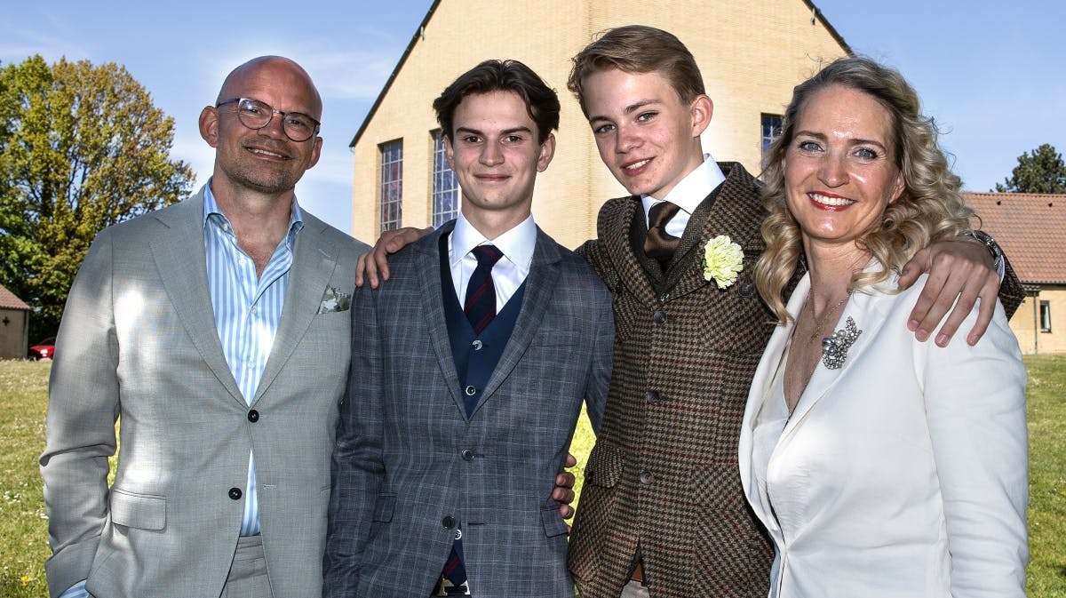Annette Heick og Jesper Vollmer sammen med deres to sønner, Elliot og Storm. 