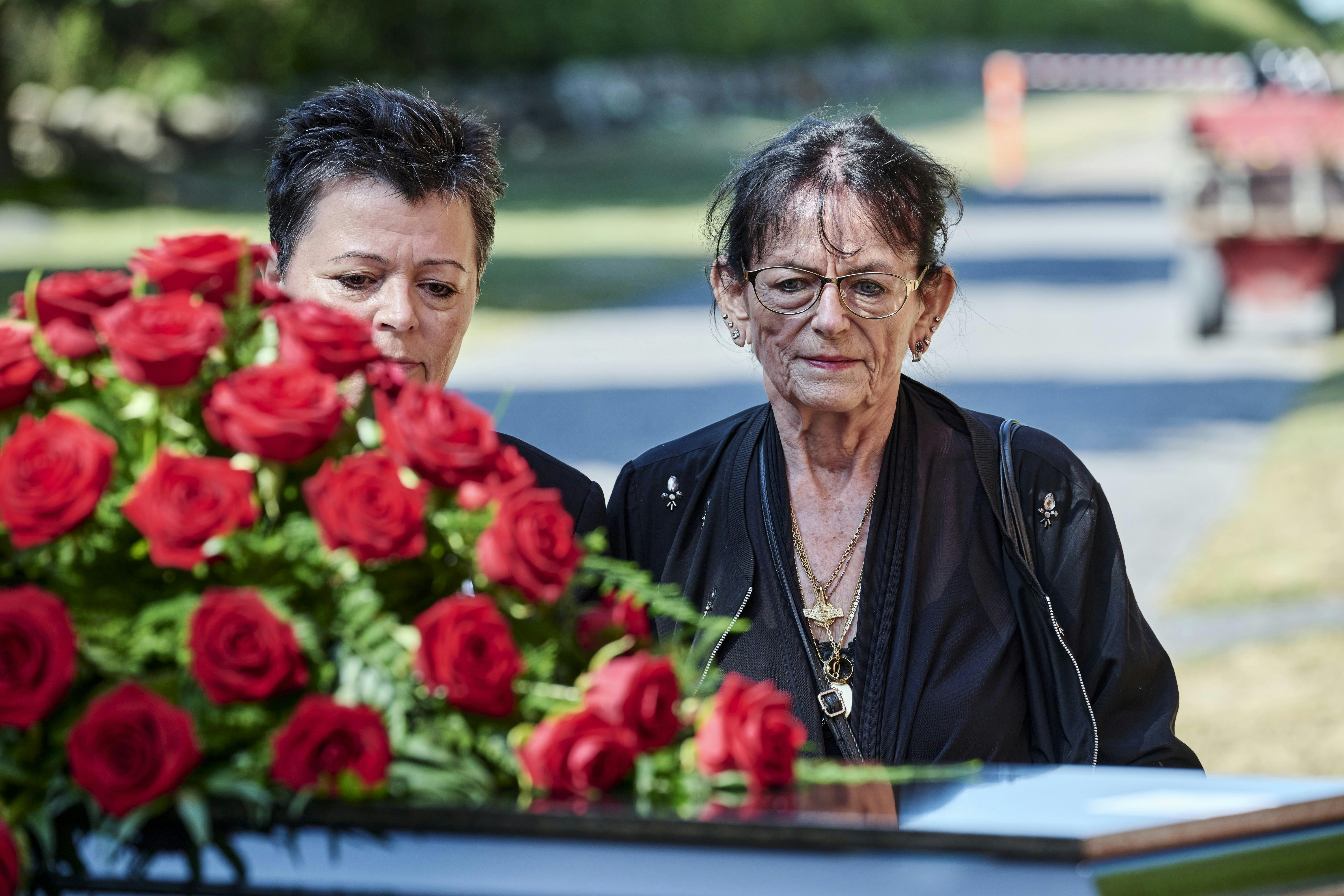 Opgavebeskrivelse: Peter Belli begravelseSted: Brøndbyvester KirkeFotograf: Lars H.LaursenJournalist: Tanja Larsen, Helle Skram de Fries og Ulrik UlriksenOptagelsedato: 2023.06.14