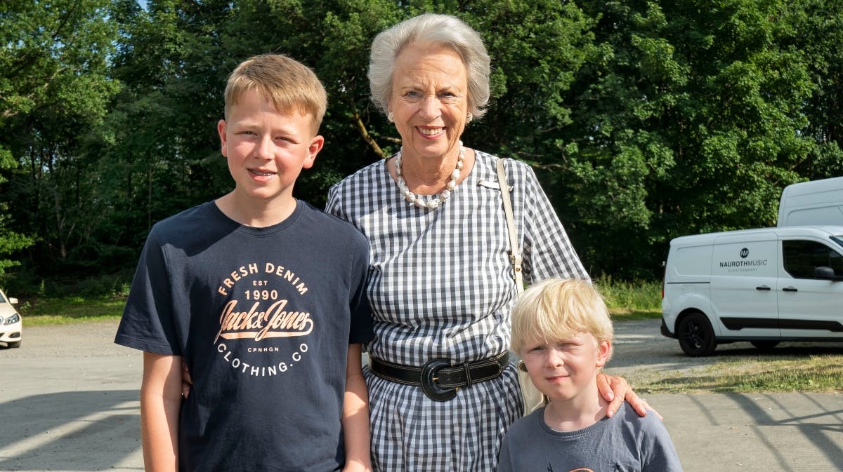 Prinsesse Benedikte med sine to børnebørn, Konstantin, og Louisa, i Bad Berleburg i sommeren 2022.&nbsp;