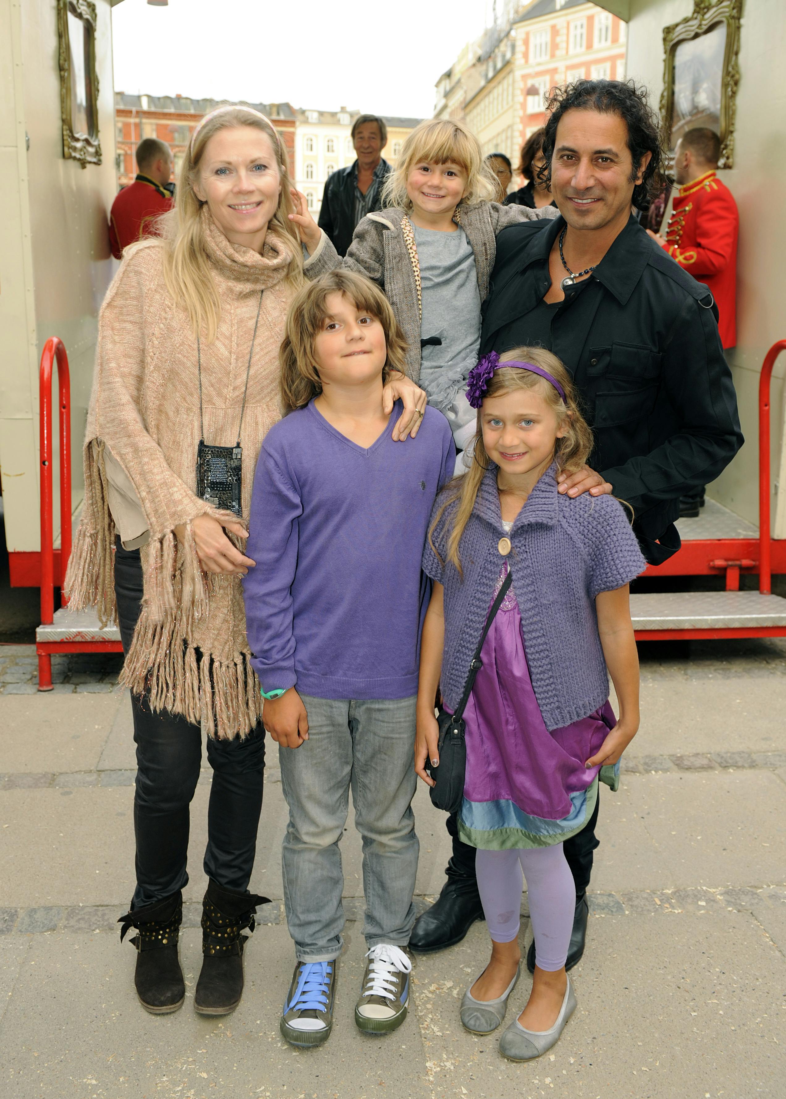 Sanger Erann DD med datter Ella på armen og sin kone, Lizette Mikkelsen - foran står søn Samuel og datter Lea i 2010.