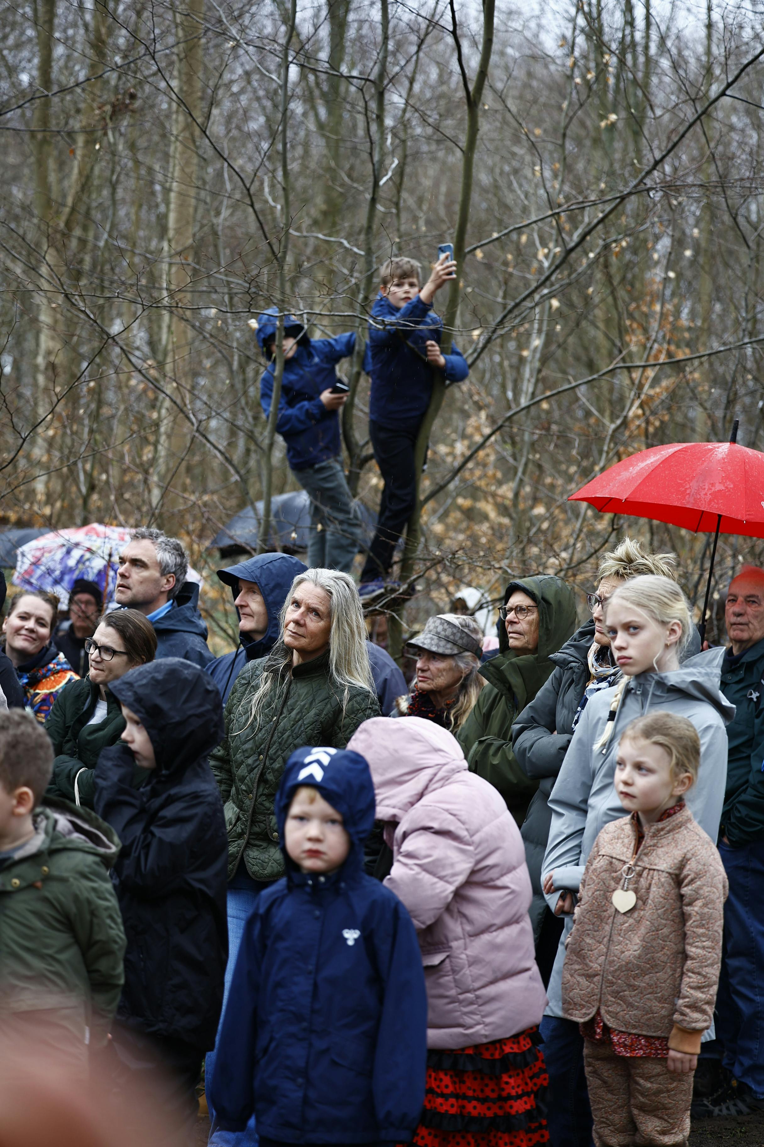 Masser af mennesker dukkede op, da dronning Mary søndag var i Dyrehaven.