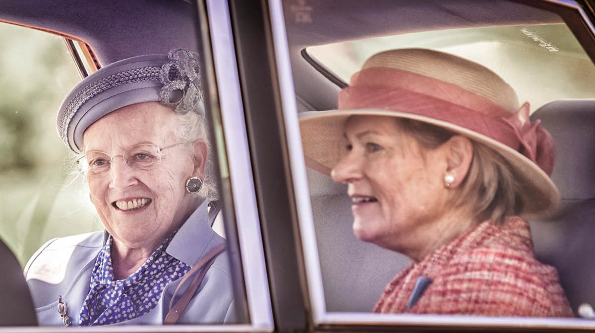Dronning Margrethe og daværende hofdame Jytte Krag-Juel-Vind-Frijs i 2016. Hun stoppede efter eget ønske som hofdame i foråret 2017 og er senere blevet kammerdame for dronning Margrethe.