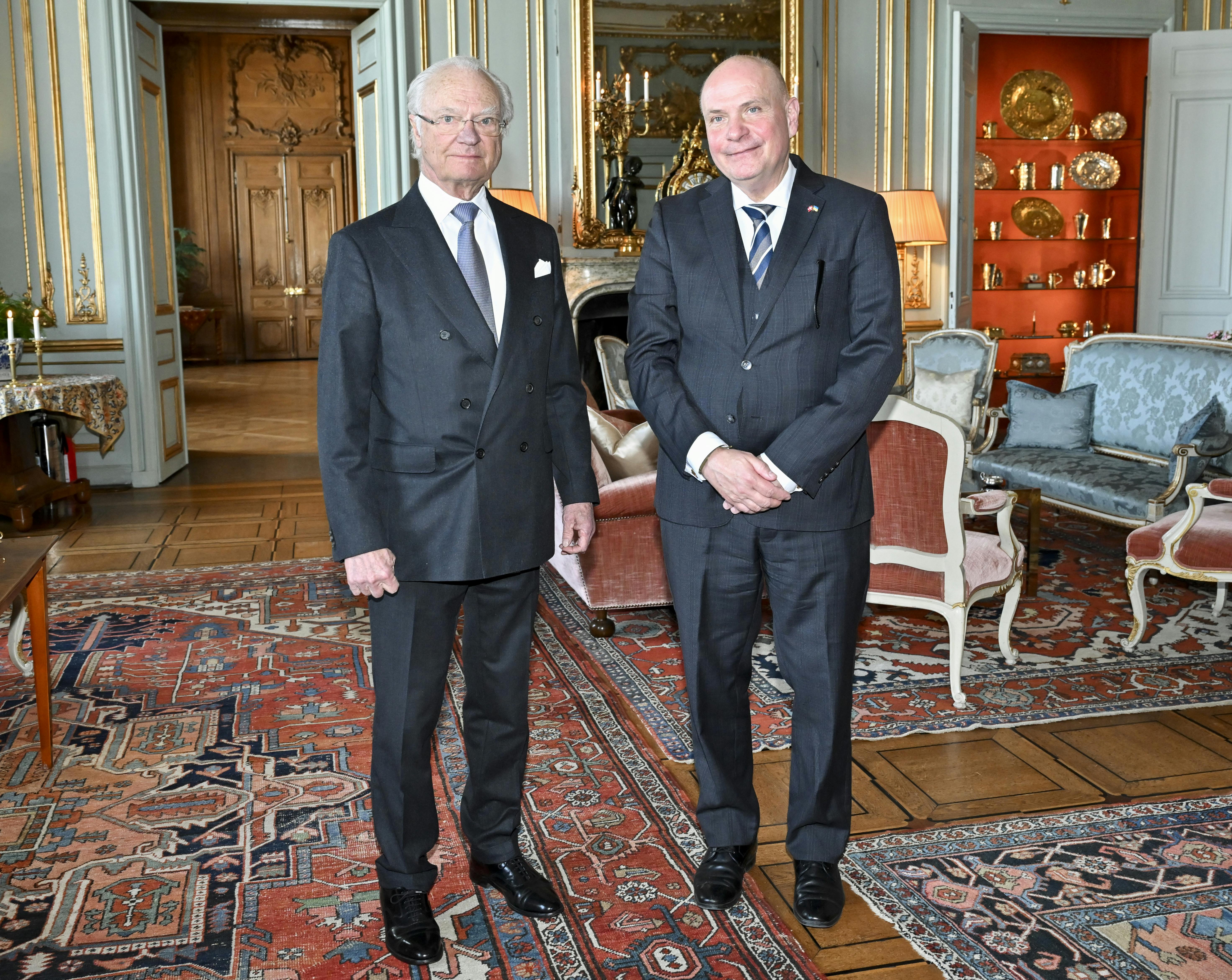 Kong Carl Gustaf og Søren Gade.