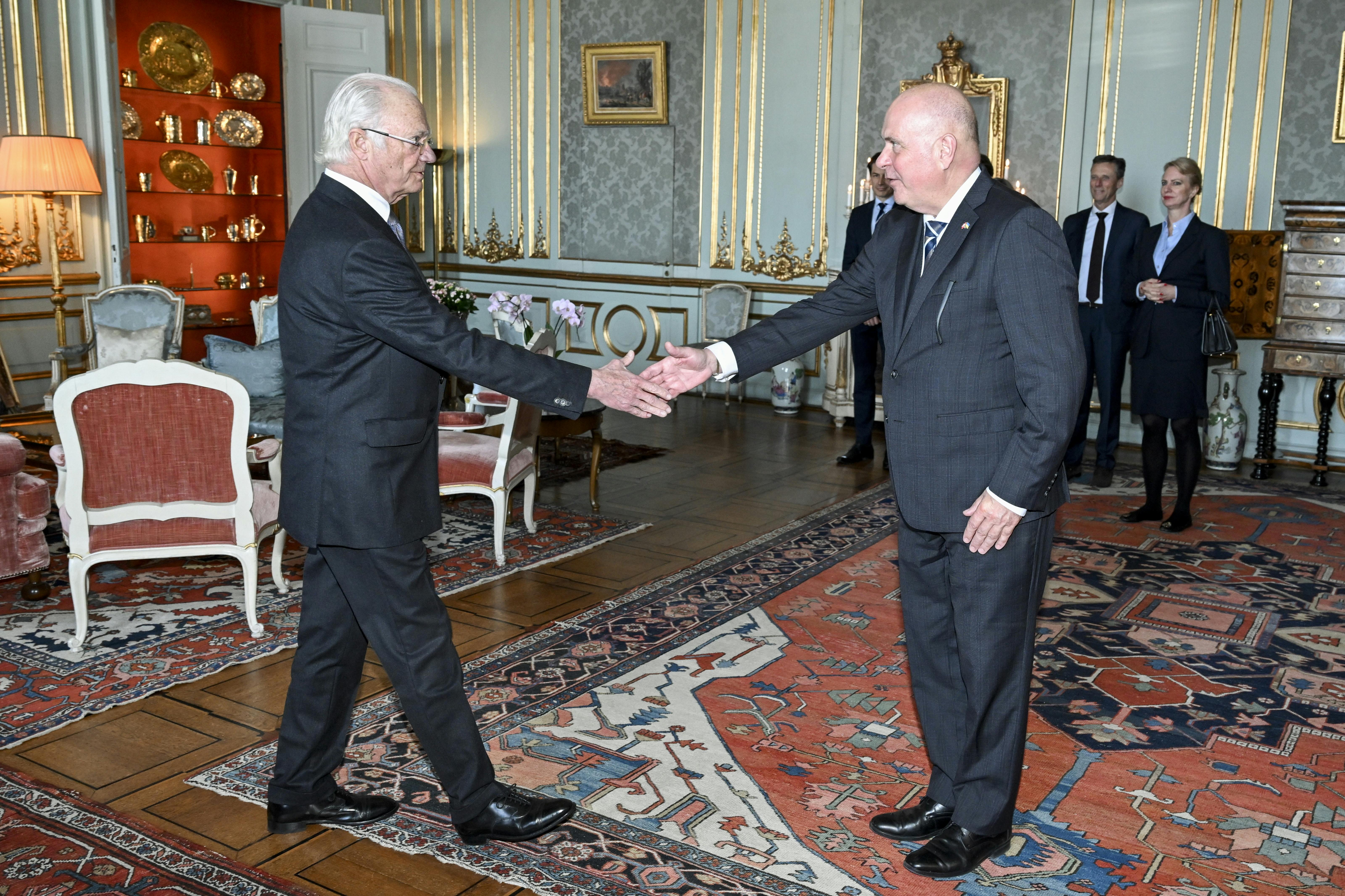 Kong Carl Gustaf og Søren Gade.