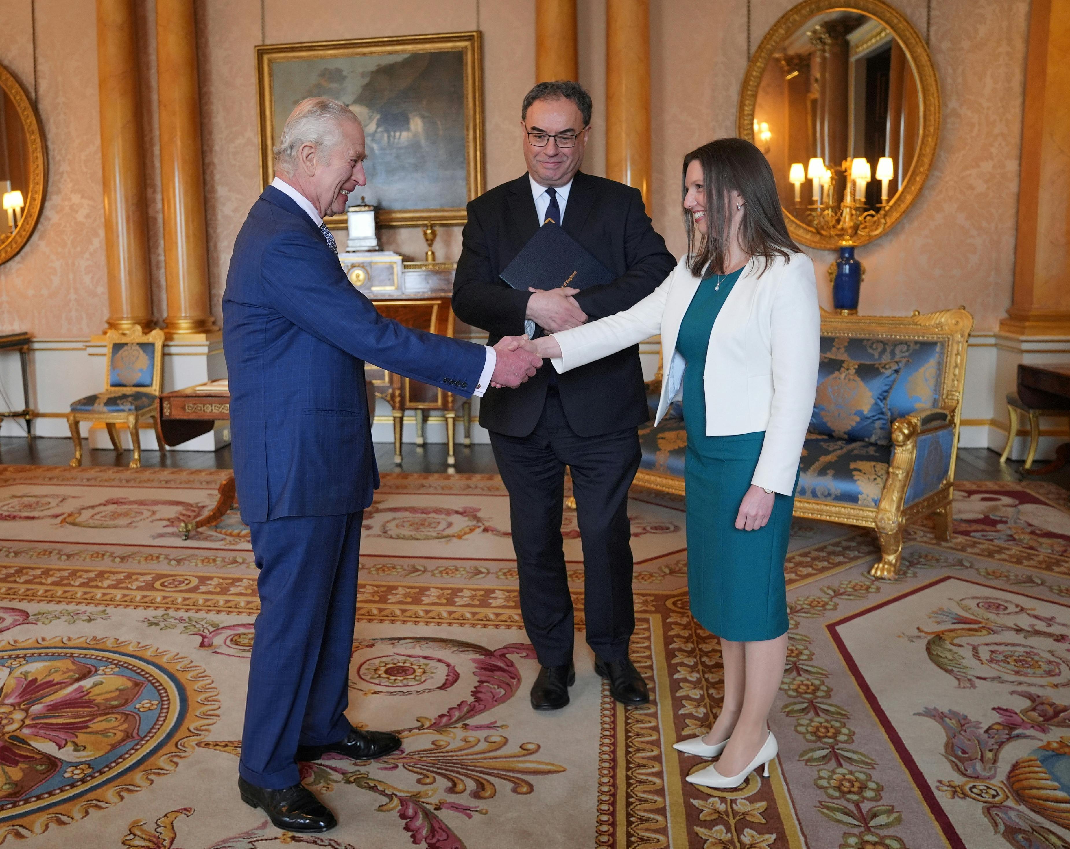 Kong Charles blev præsenteret for de nye pengesedler på Buckingham Palace.