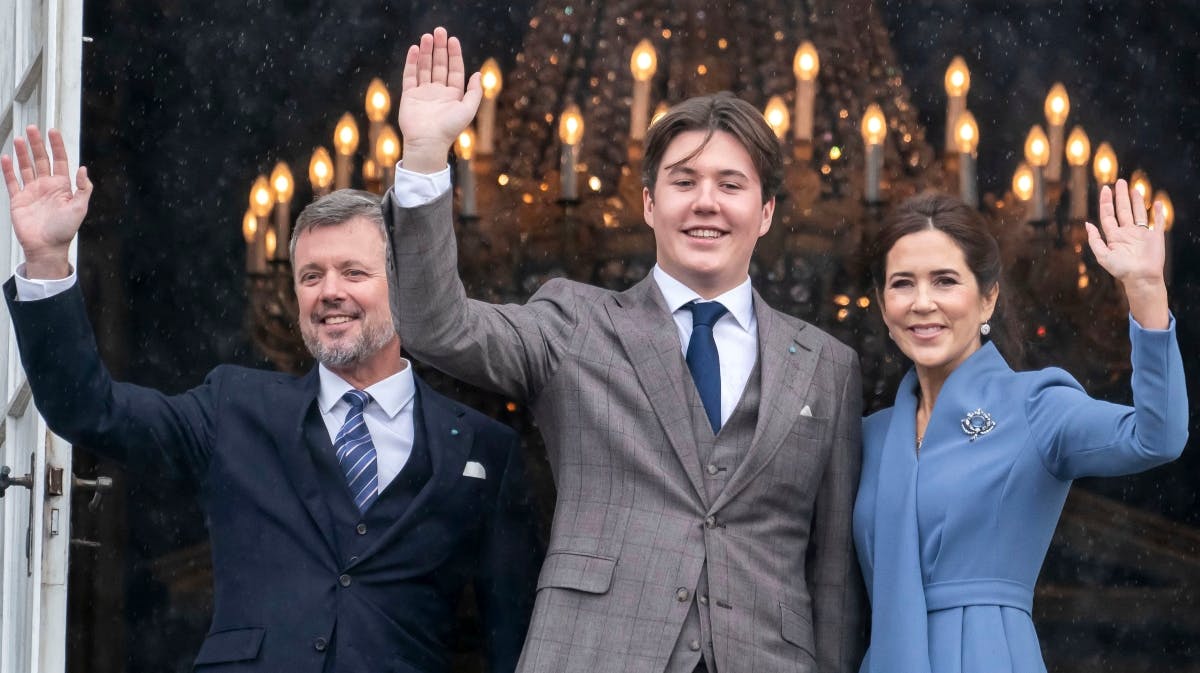 Kong Frederik, kronprins Christian og dronning Mary. 