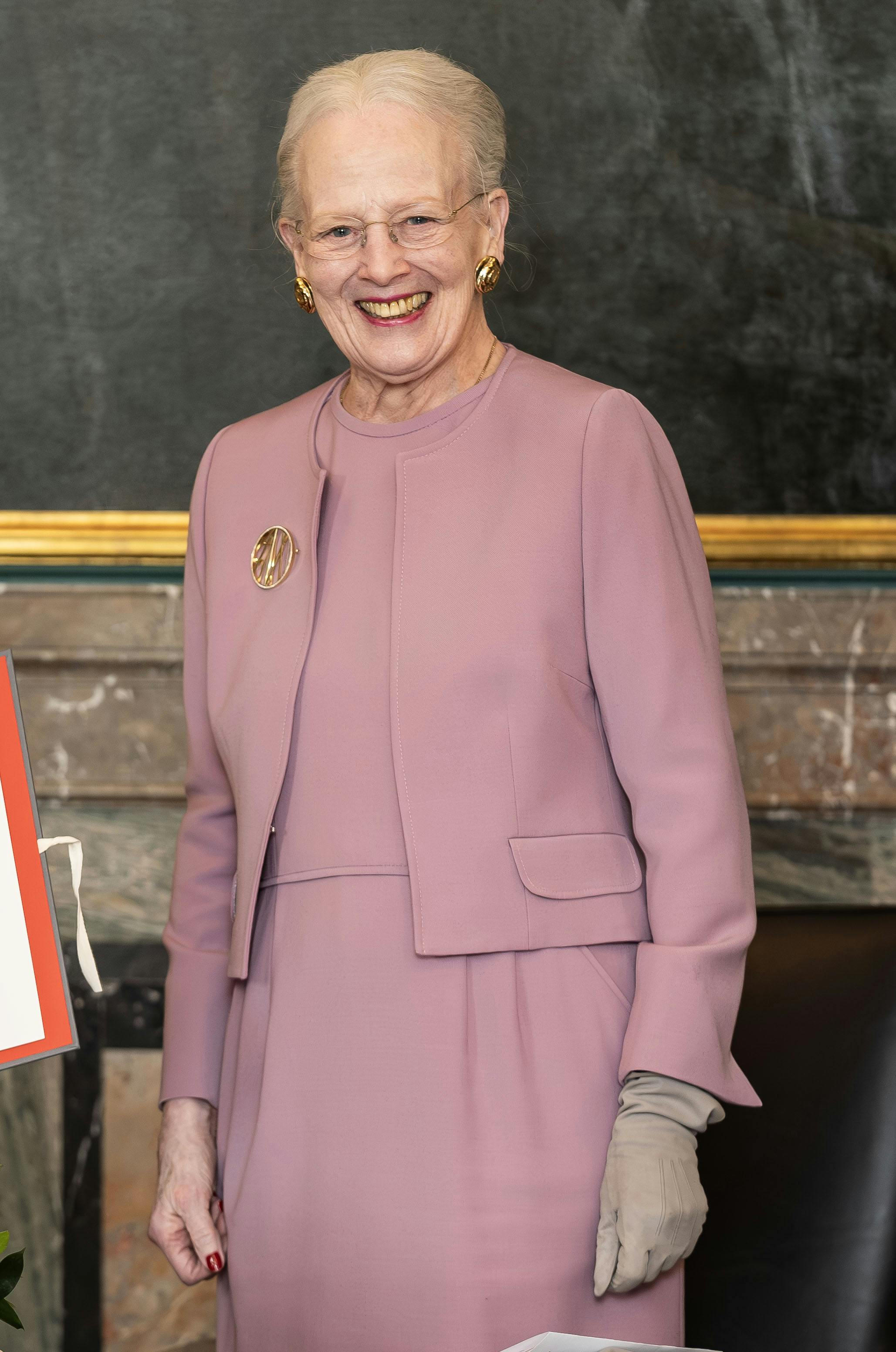 OPGAVE: Dronning Margrethe overrækker Dronning Margrethe II's Videnskabspris. Det Kgl. Danske Videnskabernes SelskabSTED: H C Andersens Boulevard 35JOURNALIST: Marianne SingerFOTOGRAF: Hanne JuulDATO: 20240410