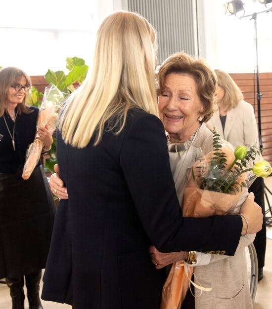 Mette-Marit tager imod svigermor Sonja.