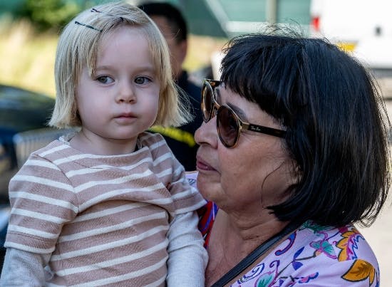 Rosa Kildahl med barnebarnet Frida.