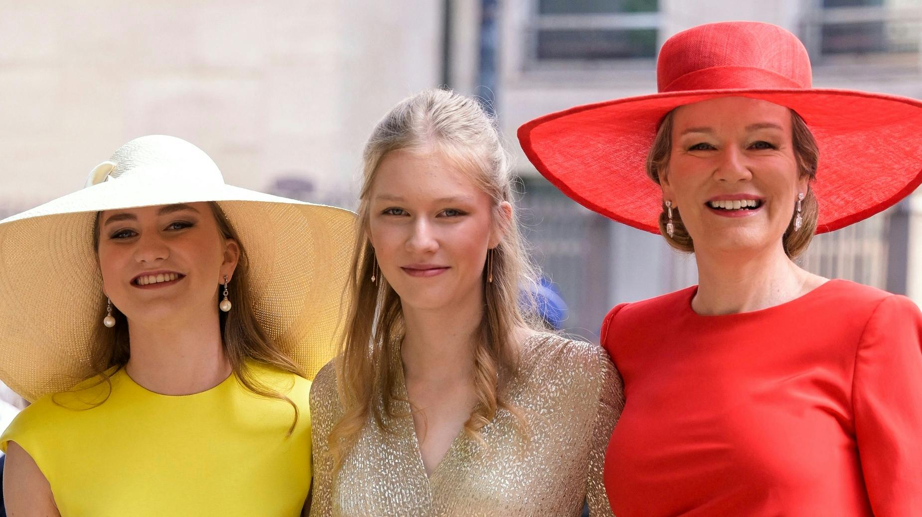 Prinsesse Eléonore (i midten) med sin storesøster prinsesse Elisabeth og mor dronning Mathilde. 