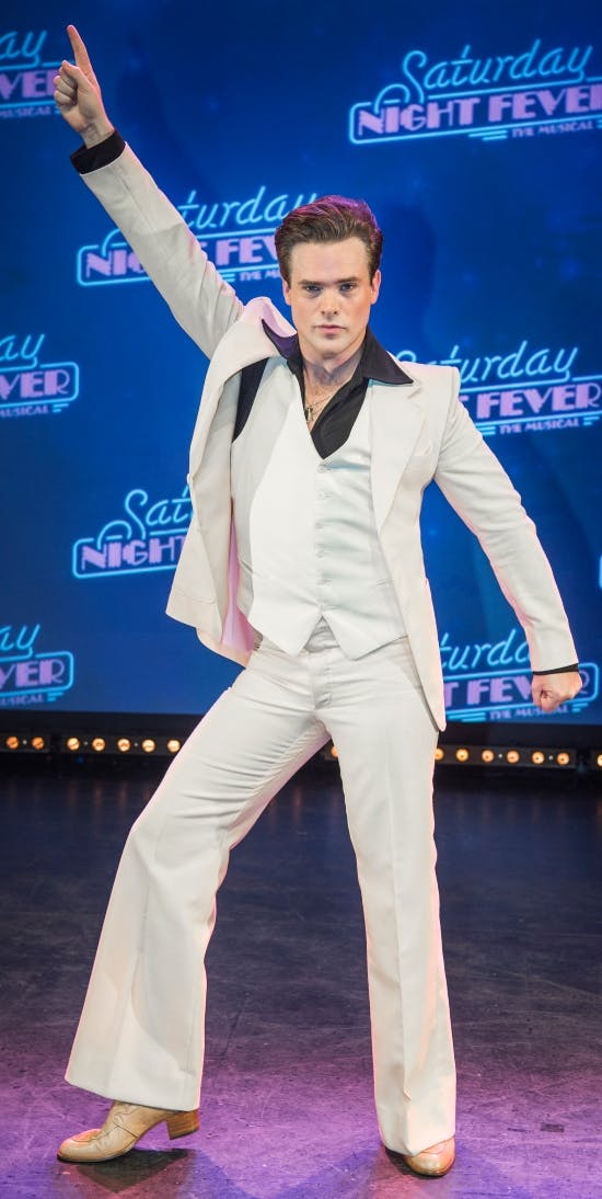 Silas Holst som Tony Manero i Saturday Night Fever.