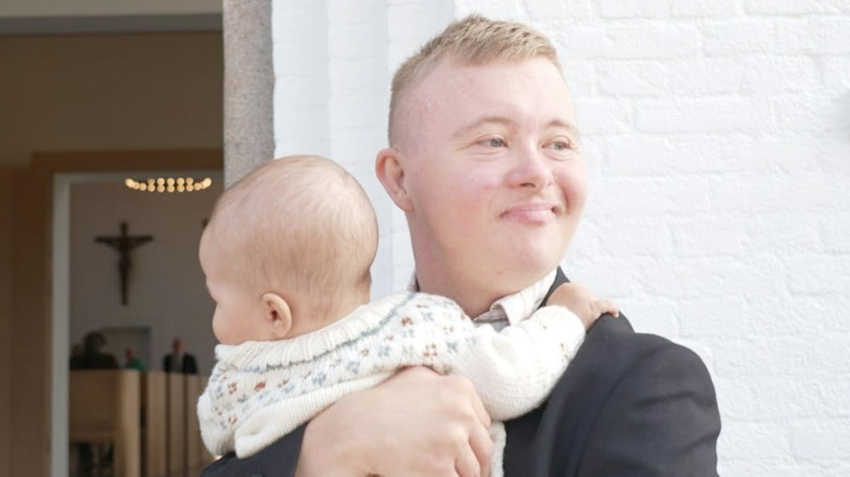 Jakob Kofoed fra "Ups, vi er voksne" sammen med sin lille nevø, Marlo. 