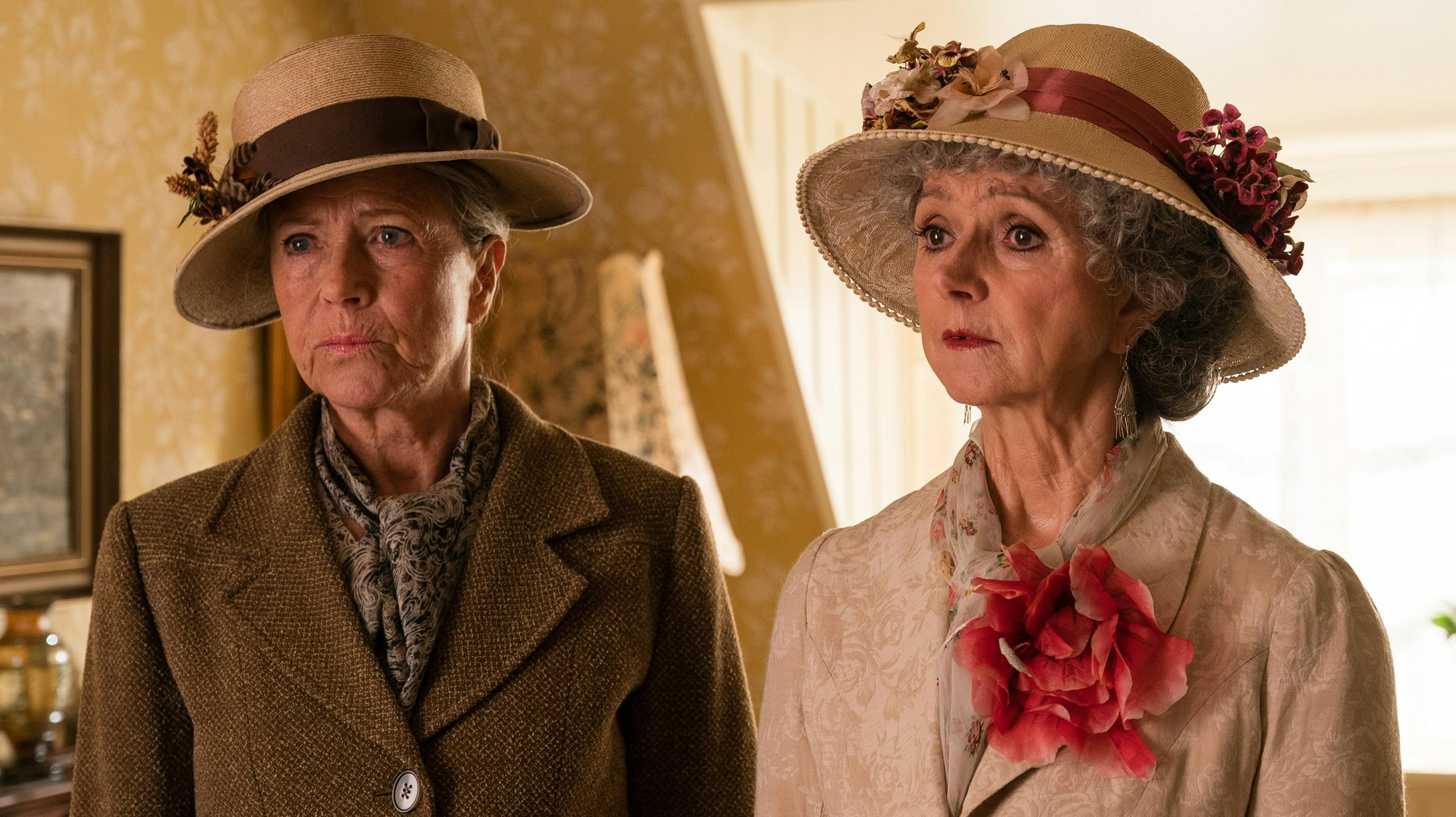 Fru Fjeldsø og Lydia i "Badehotellet".