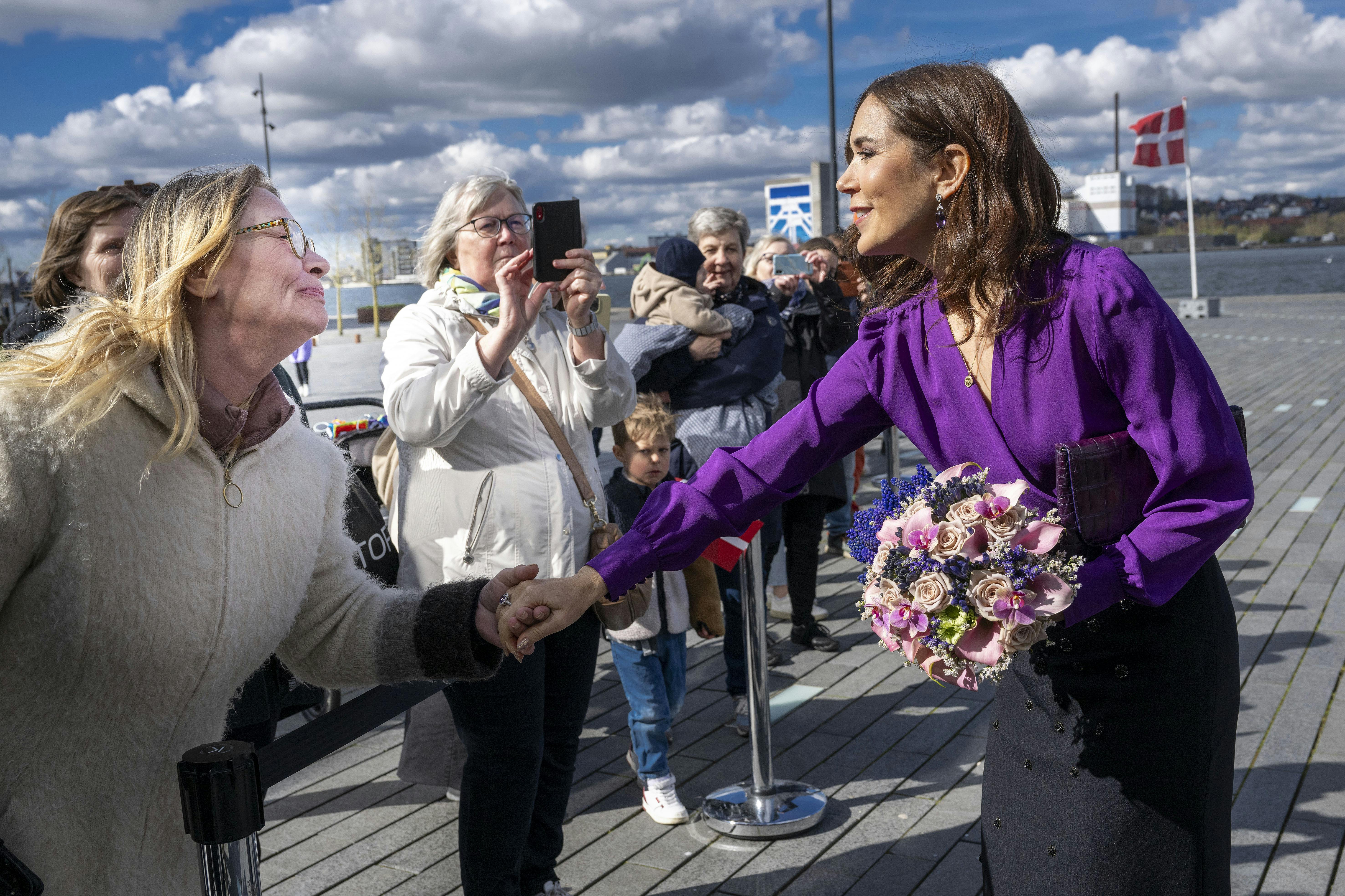 Dronningen takkede og tog Eva Perssons hånd.