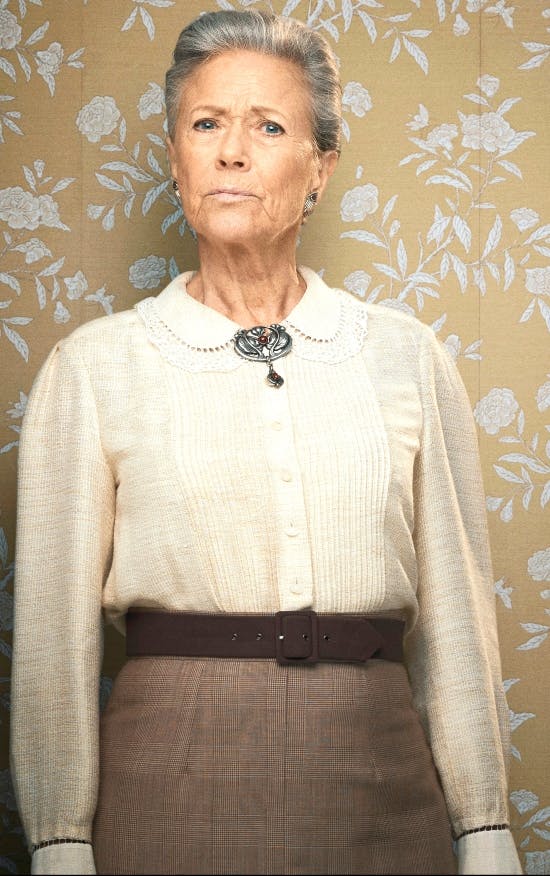 Birthe Neumann som fru Olga Fjeldsø.