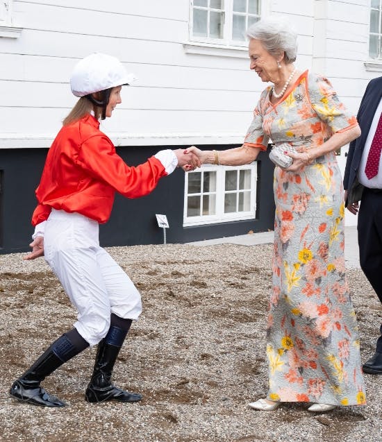 Prinsesse Benedikte hilser på jockeyen