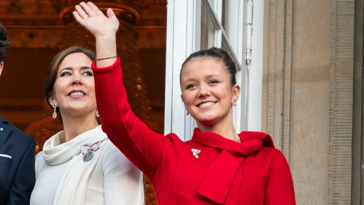 Galla med rød løber: Stor aften på prinsesse Isabellas skole | BILLED ...