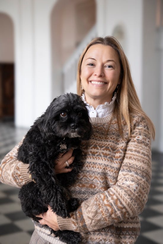 Louise "Duddi" Iuel Albinus med sin hund