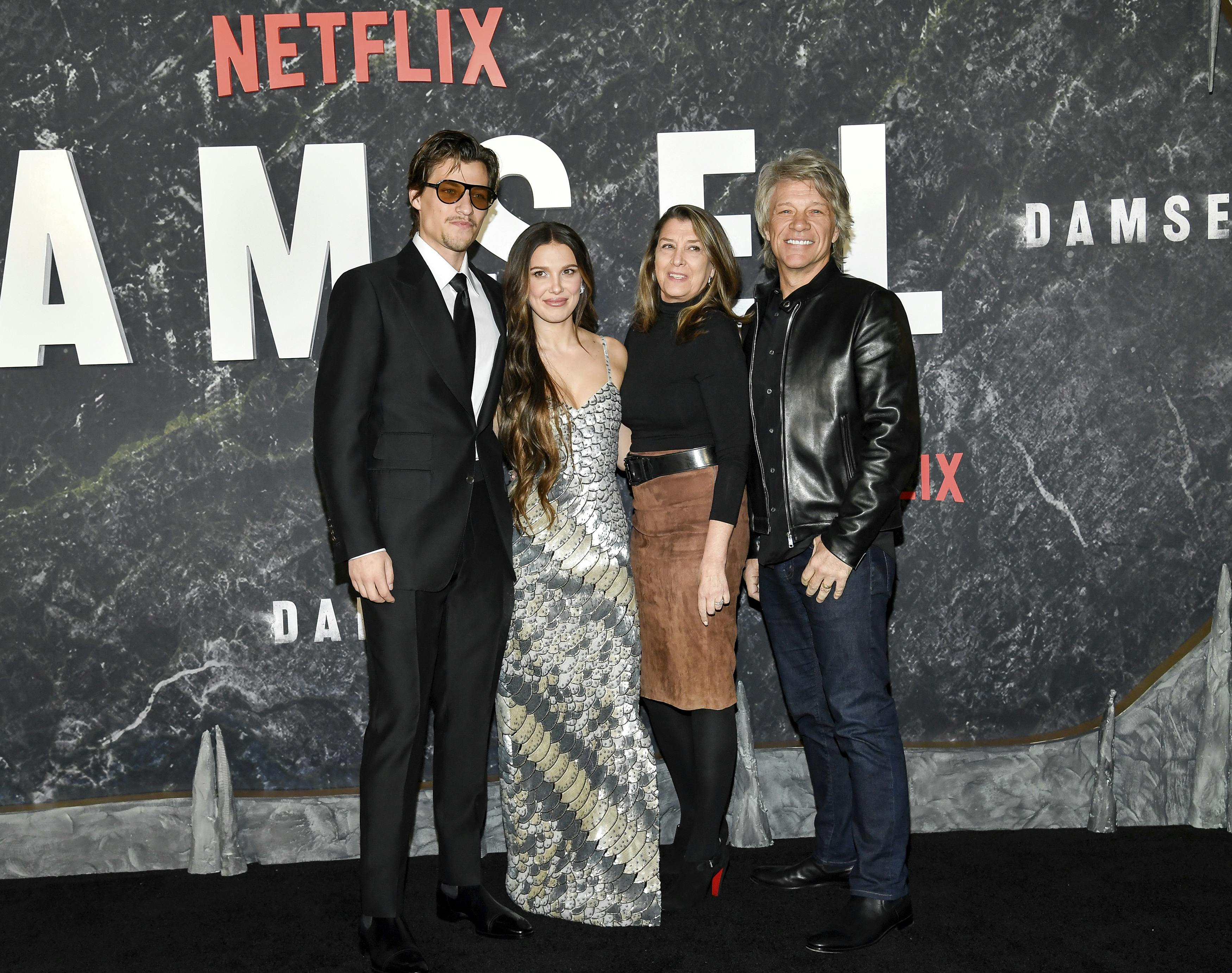 Jake Bongiovi, Millie Bobby Brown, Dorothea Bongiovi og Jon Bon Jovi.