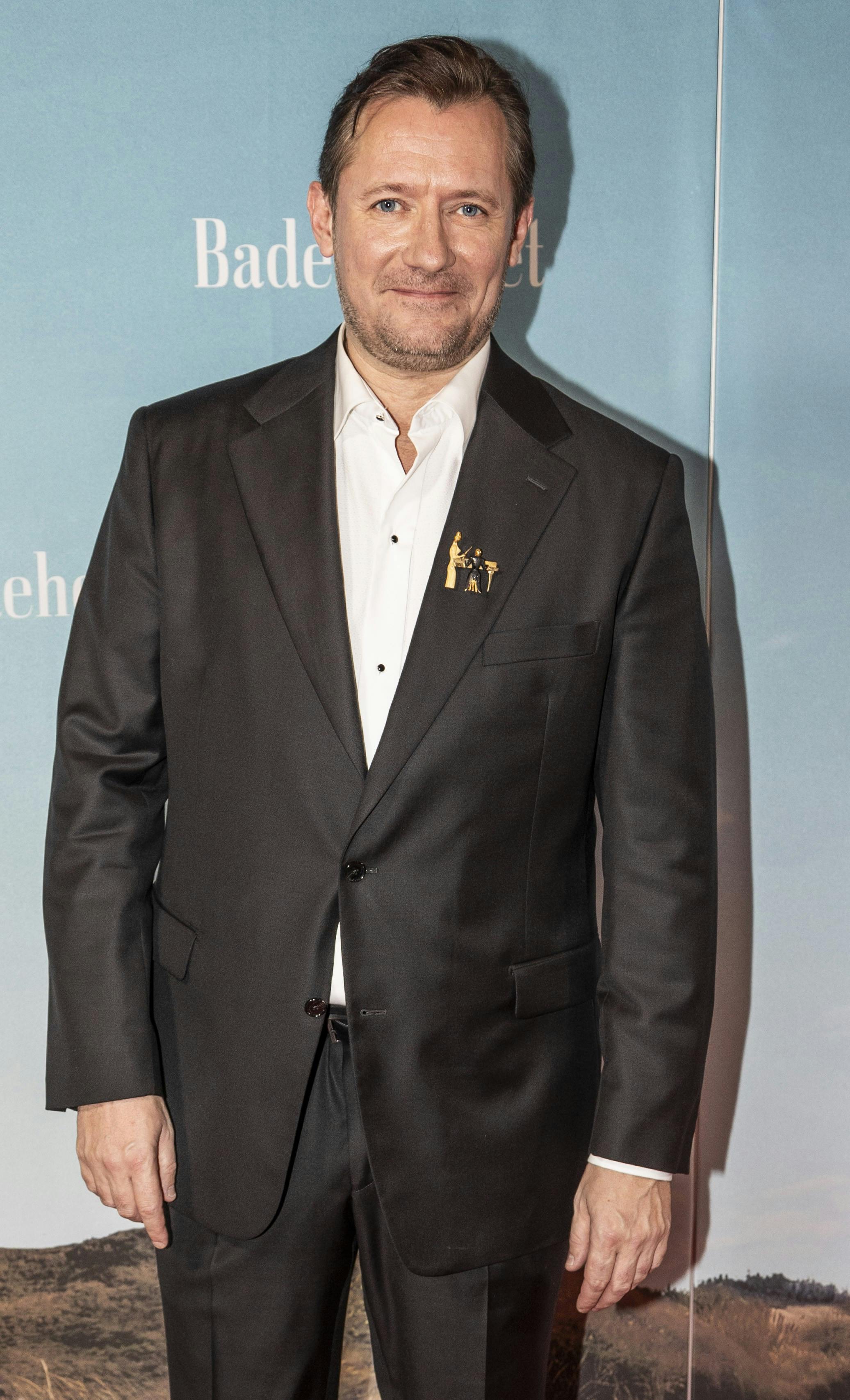 Hr. Weyse har fået ny broche i sæson 10 af Badehotellet: Her er den ...