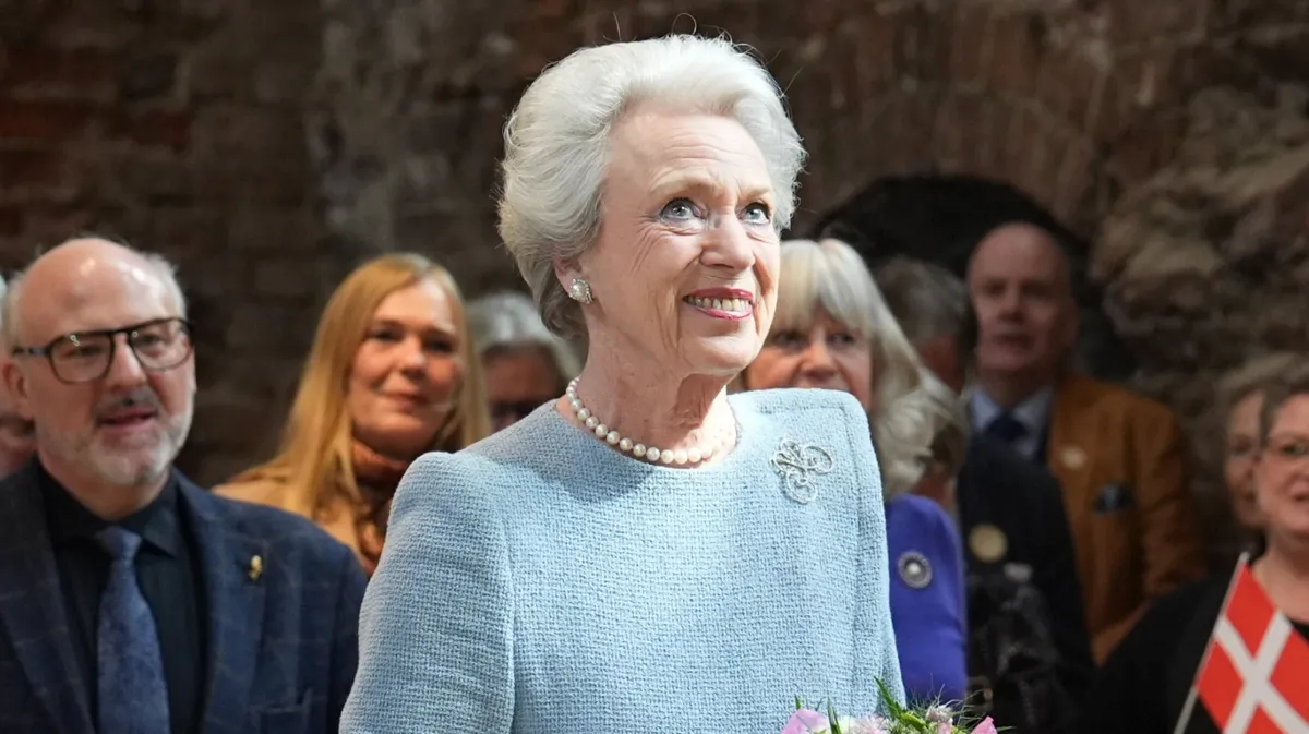Skønne minder på udstillingen ”Prinsessekjoler”: Benedikte blev stående længe ved en helt speciel kjole | BILLED-BLADET
