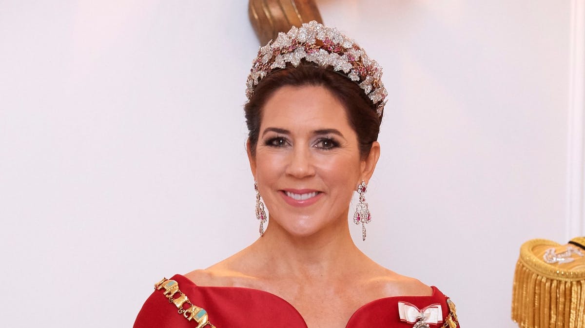 Dronning Mary med et af sine andre diademer, fra dronning Ingrids rubinsæt. 