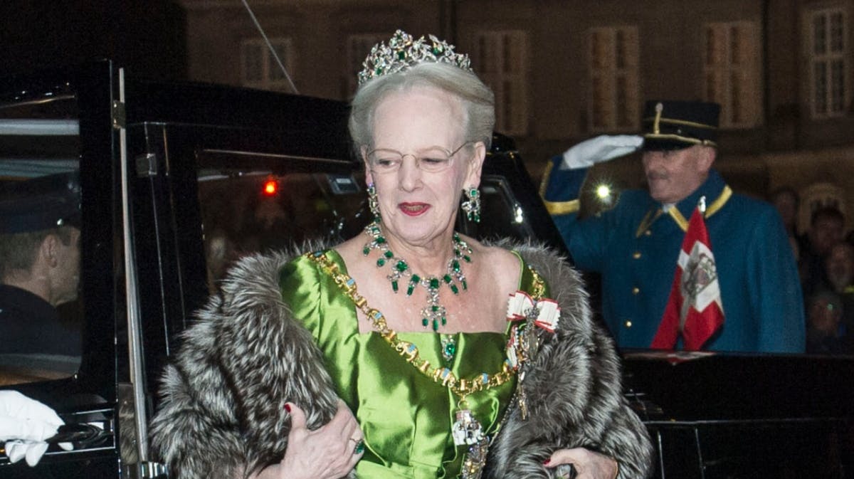 Dronning Margrethe med smaragdsættet fra kronjuvelerne.&nbsp;