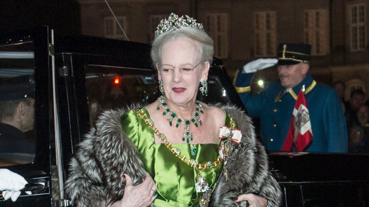 Dronning Margrethe med smaragdsættet fra kronjuvelerne. 