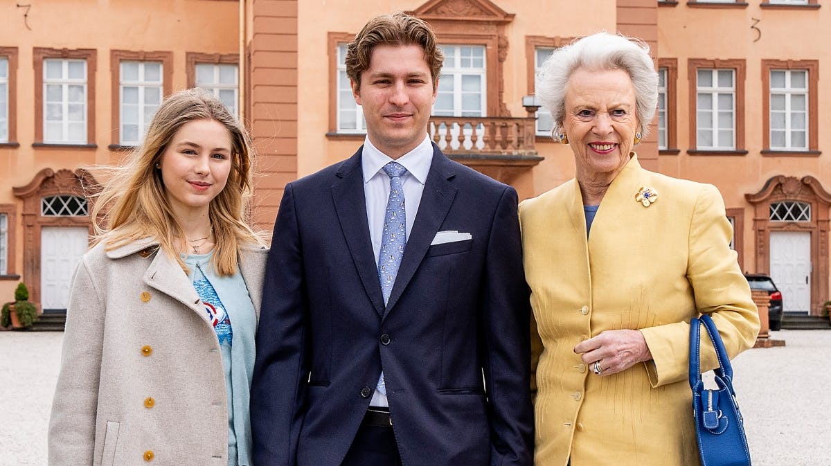 Komtesse Ingrid sammen med sin bror, grev Richard, og mormor, prinsesse Benedikte, ved Konstantins konfirmation lørdag. 