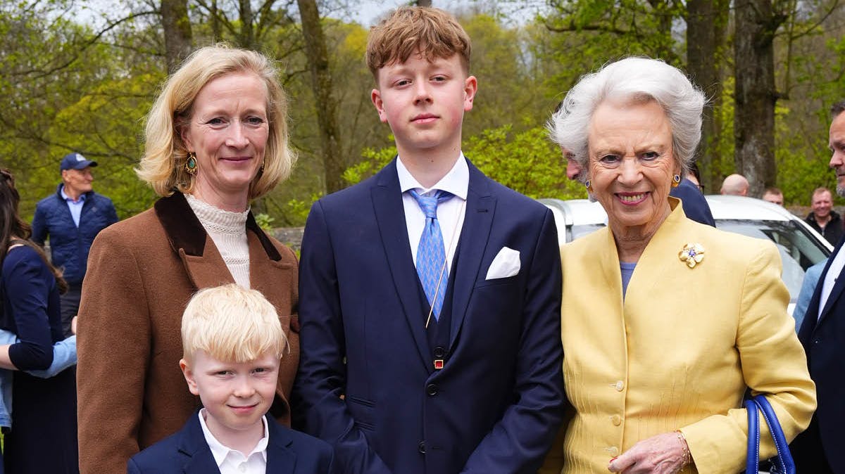 Konfirmanden Konstantin med sin mor, prinsesse Nathalie, farmor, prinsesse Benedikte, og søsteren Louisa.