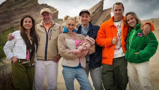 Familien Fredie Pedersen fra venstre: Søs og Mickey Fredie-Pedersen, Gigi og hendes forlovede, Michael, med deres datter Pixi Li og sidst Sonny og hans forlovede Nika.