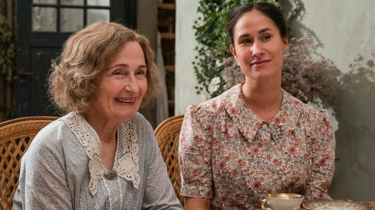 Bodil Jørgensen og Rosalinde Mynster som Molly og Fie i "Badehotellet".