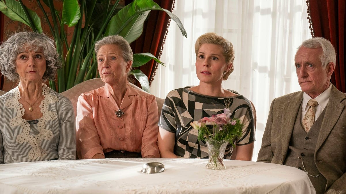 Sonja Oppenhagen, Birthe Neumann, Cecilie Stenspil og Peter Hesse Overgaard i "Badehotellet". 