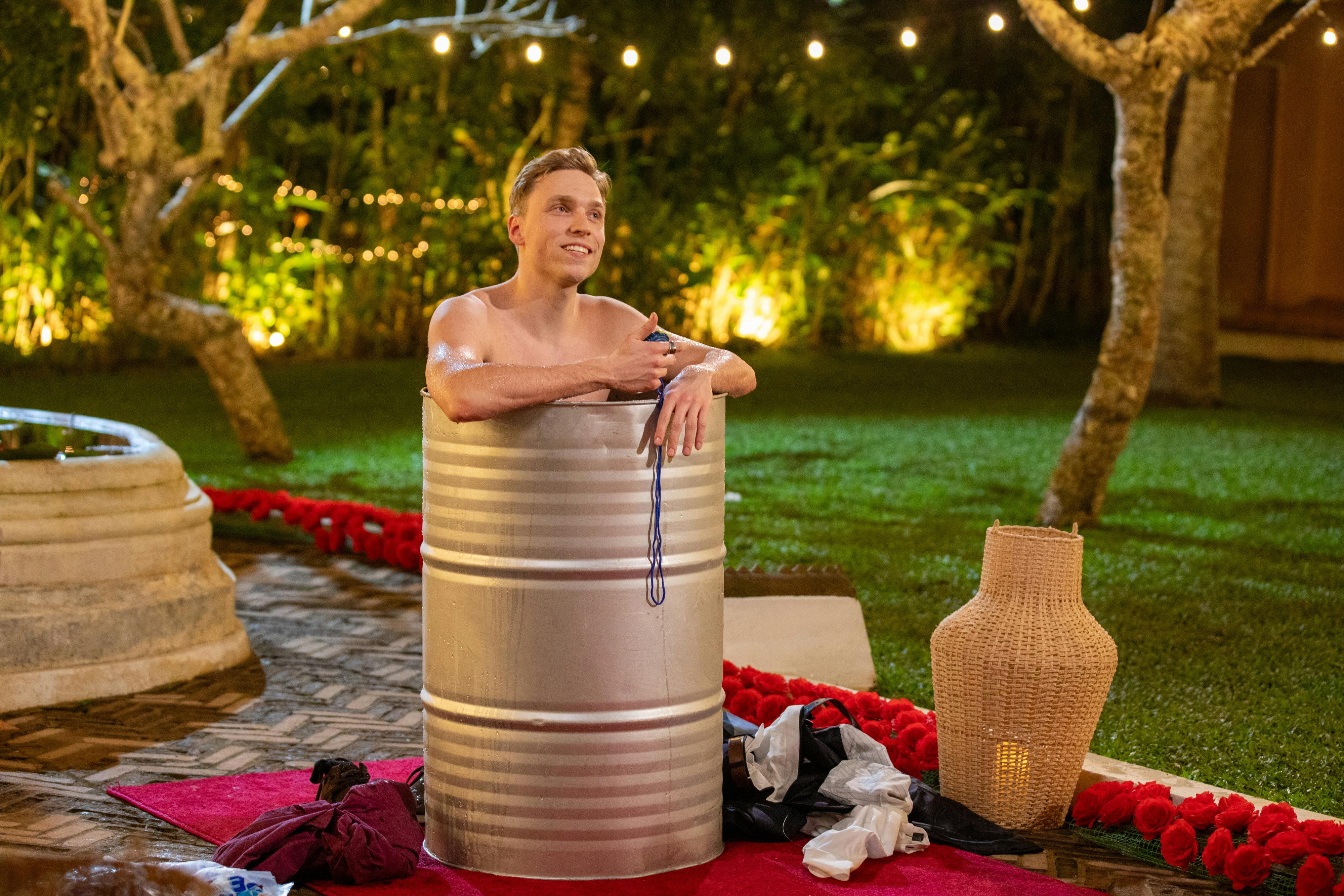 Mændene gjorde meget ud af at imponere damerne. Som Anton, der hoppede i et isbad.