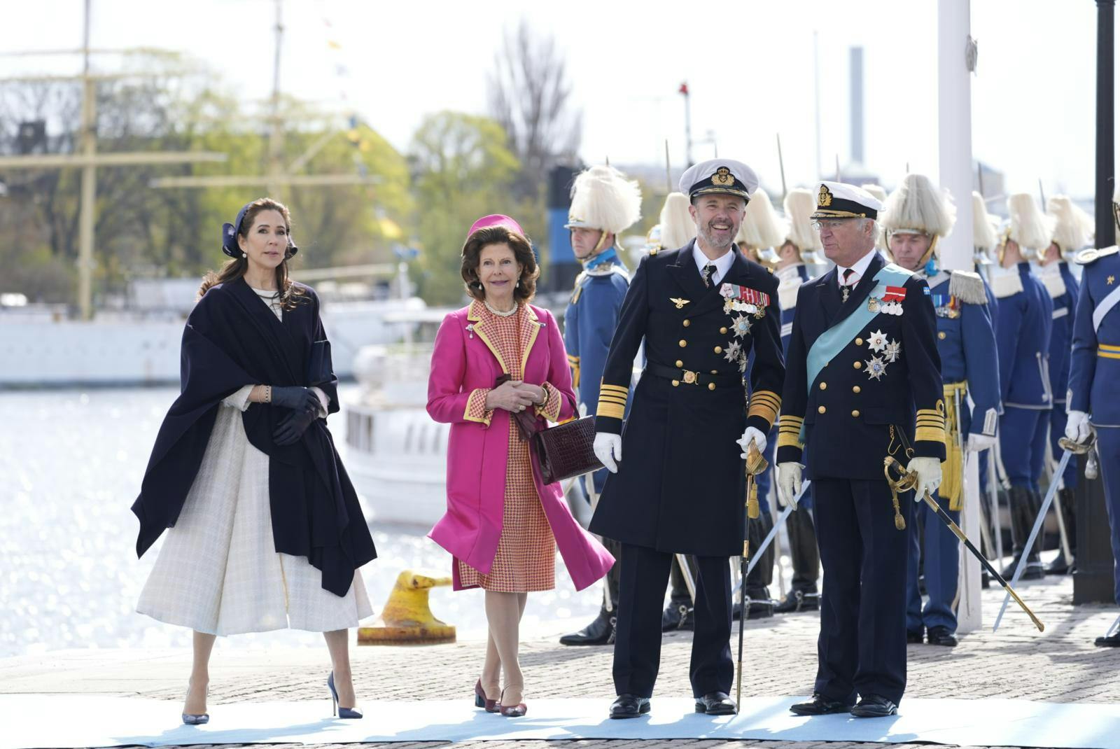 Dronning Mary og kong Frederik ankommer til Sverige