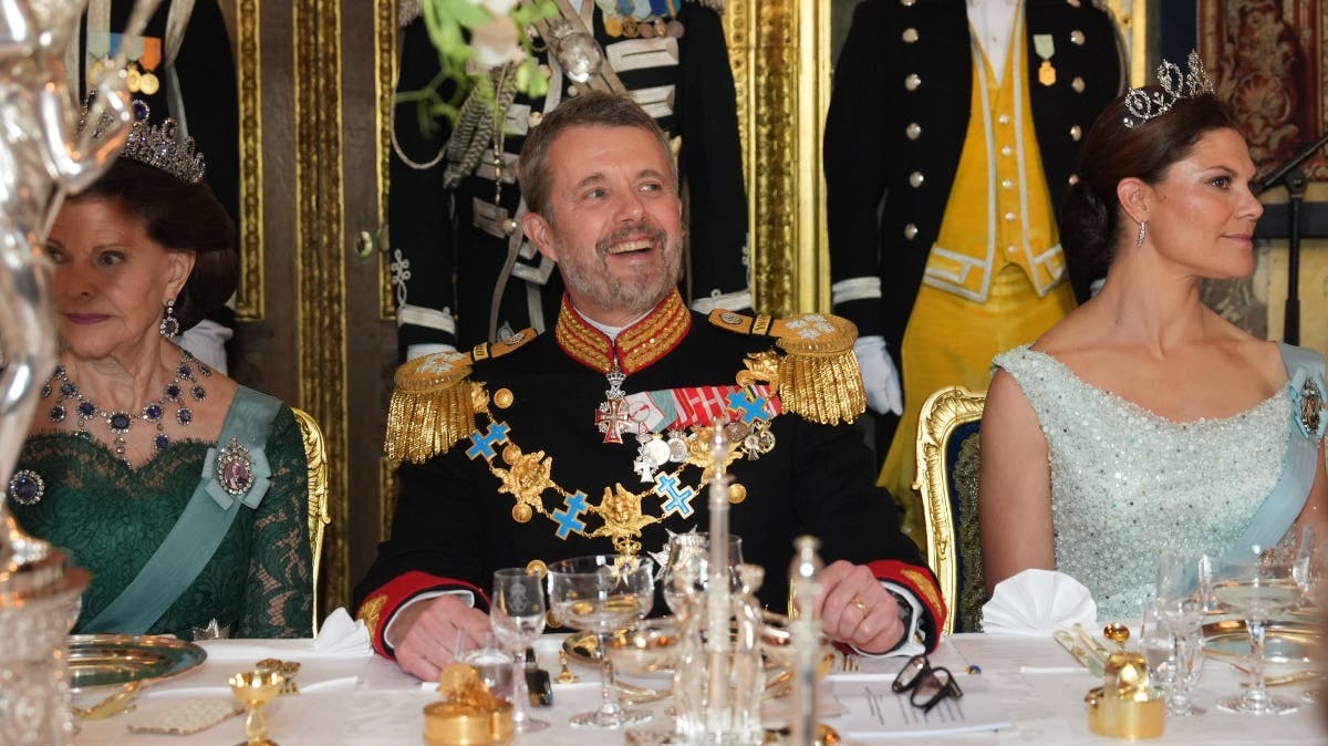 Kong Frederik sad mellem dronning Silvia og kronprinsesse Victoria.&nbsp;