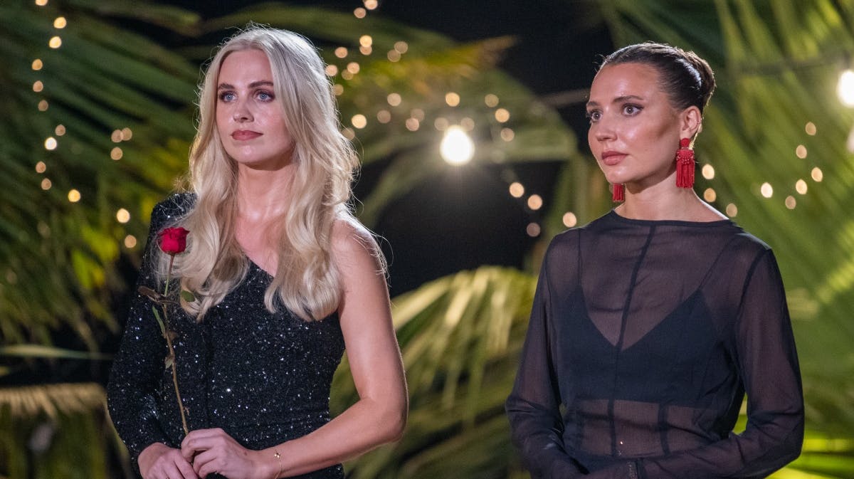 Sofie og Lissa under roseceremonien i "Bachelorette".